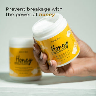 A hand holds a white jar of AGUA DE Cielo Honey Prepoo against a light gray background, with a second blurred jar in the background and promotional text at the top.