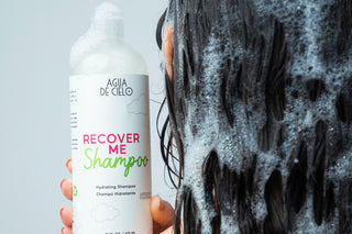 woman using the best sulfate free shampoos by agua de cielo